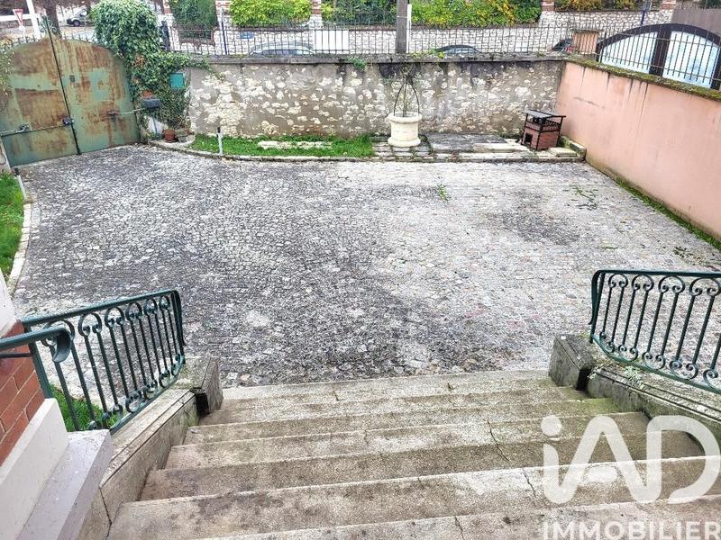 Maison - 240 m² - 9 pièces