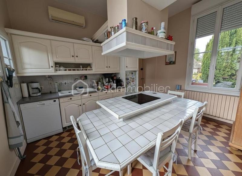 Demeure - 267 m² - 11 pièces