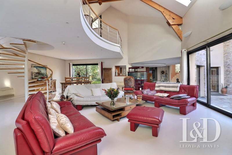 Maison - 482 m² - 10 pièces