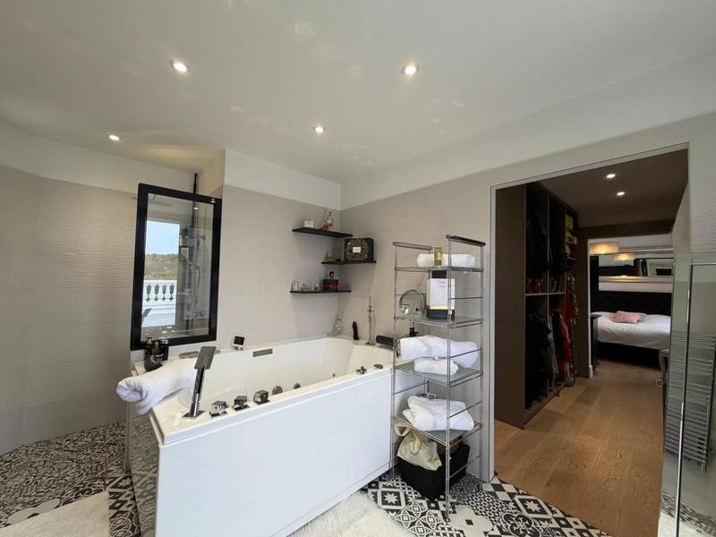 Maison - 230 m² - 8 pièces