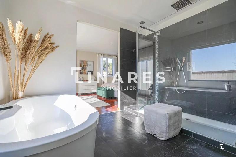 Villa - 220 m² - 6 pièces