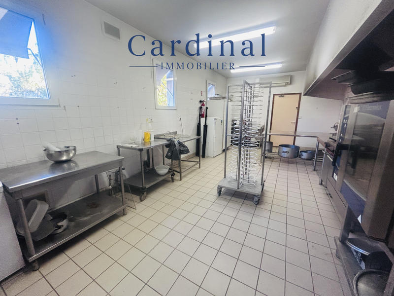 Local commercial - 790 m² - 3 pièces