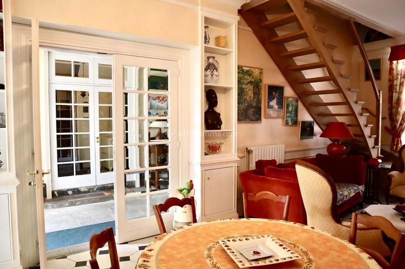 Maison - 275 m² - 10 pièces