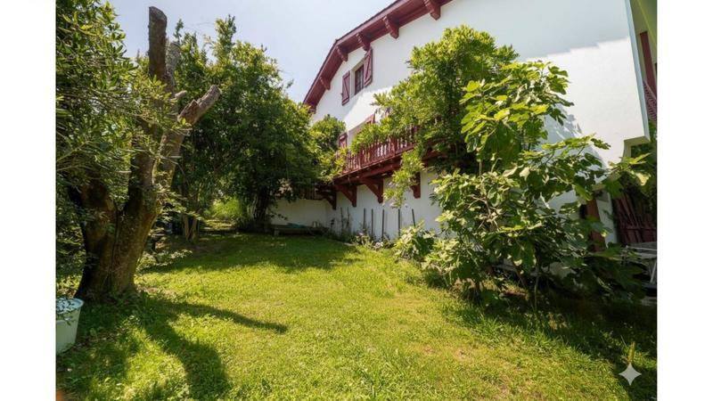 Propriété - 213 m² - 6 pièces