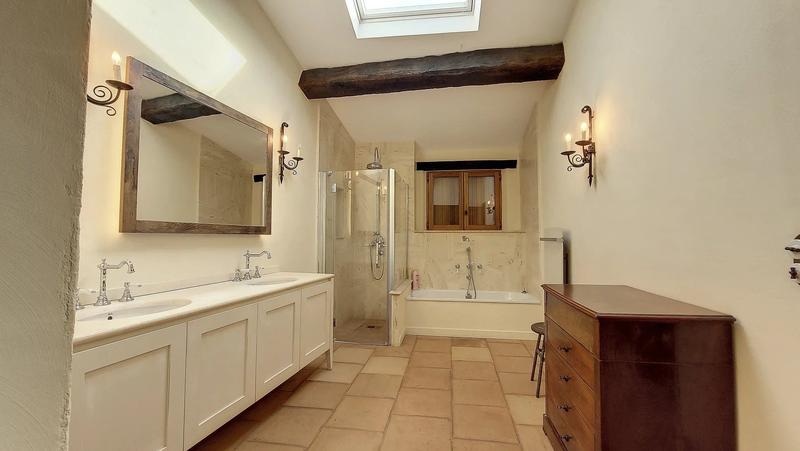 Maison - 584 m² - 14 pièces