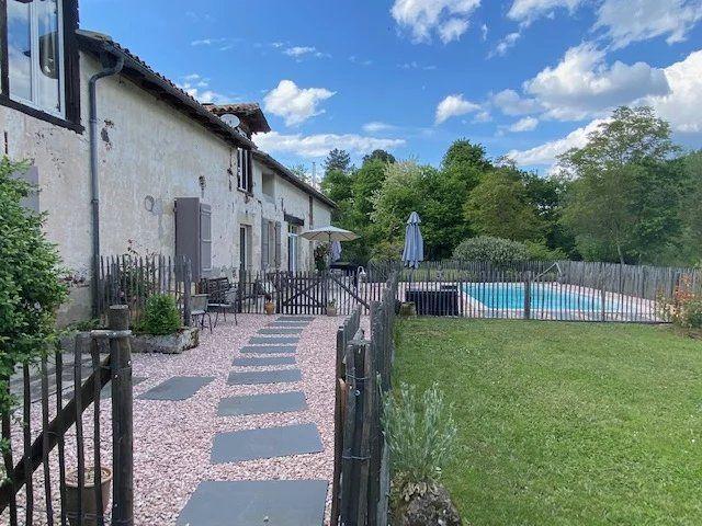 Maison - 280 m² - 8 pièces