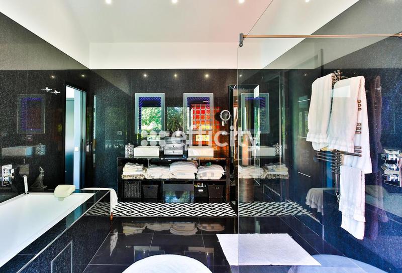 Villa - 300 m² - 10 pièces