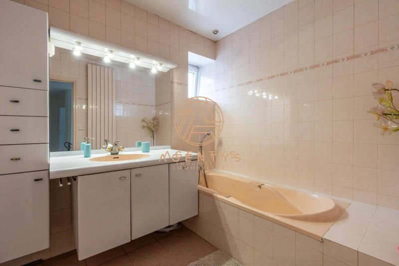 Maison - 205 m² - 8 pièces