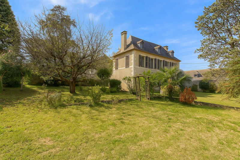 Maison - 210 m² - 10 pièces