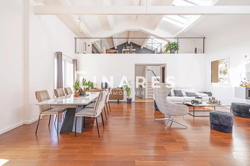 Maison - 239 m² - 6 pièces