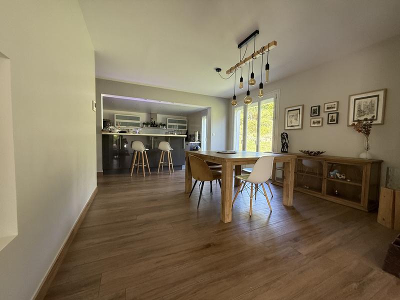 Maison - 250 m² - 8 pièces