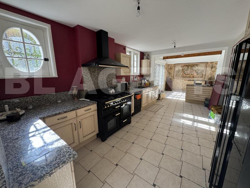Maison - 300 m² - 8 pièces