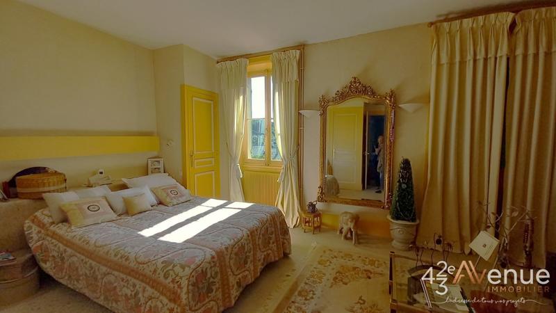 Propriété - 241 m² - 10 pièces