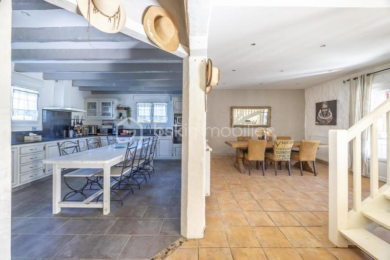 Maison - 250 m² - 9 pièces