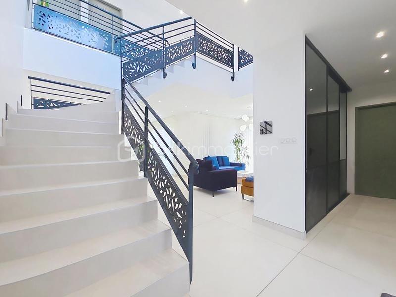 Maison - 220 m² - 6 pièces