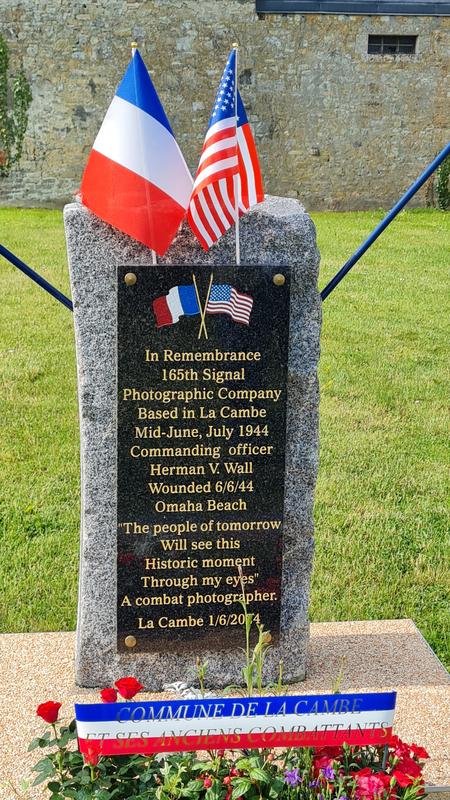 Cérémonie à la stèle du 165t Signal Photographic Cie