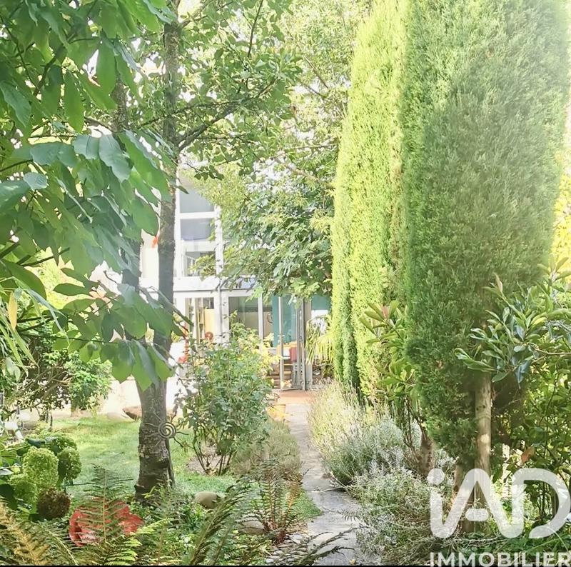 Maison - 240 m² - 8 pièces