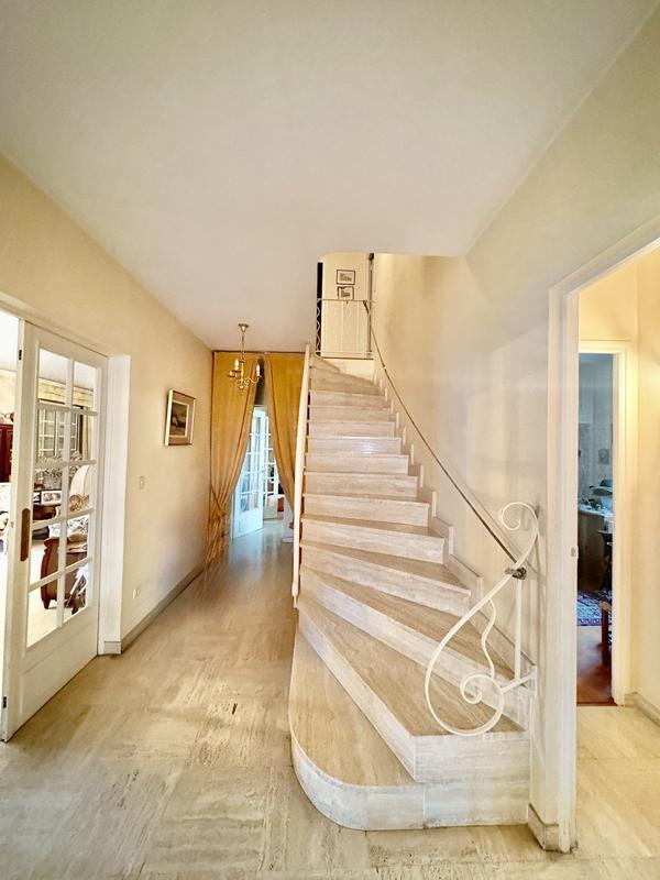 Maison - 241 m² - 8 pièces