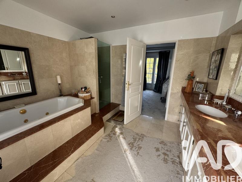 Maison - 180 m² - 5 pièces