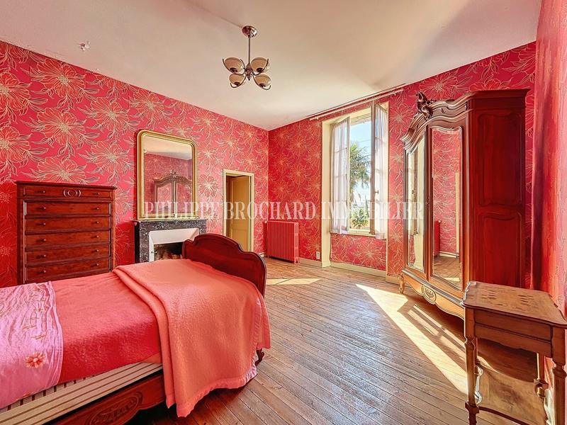 Maison - 241 m² - 12 pièces