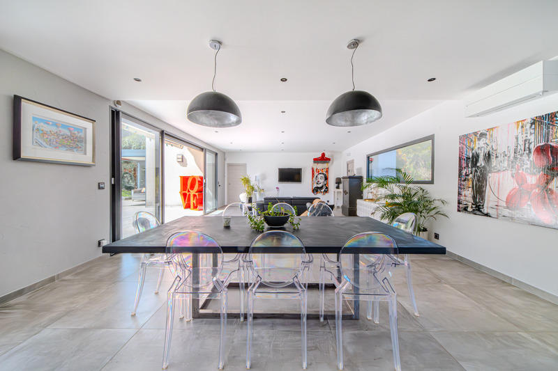 Maison - 325 m² - 8 pièces