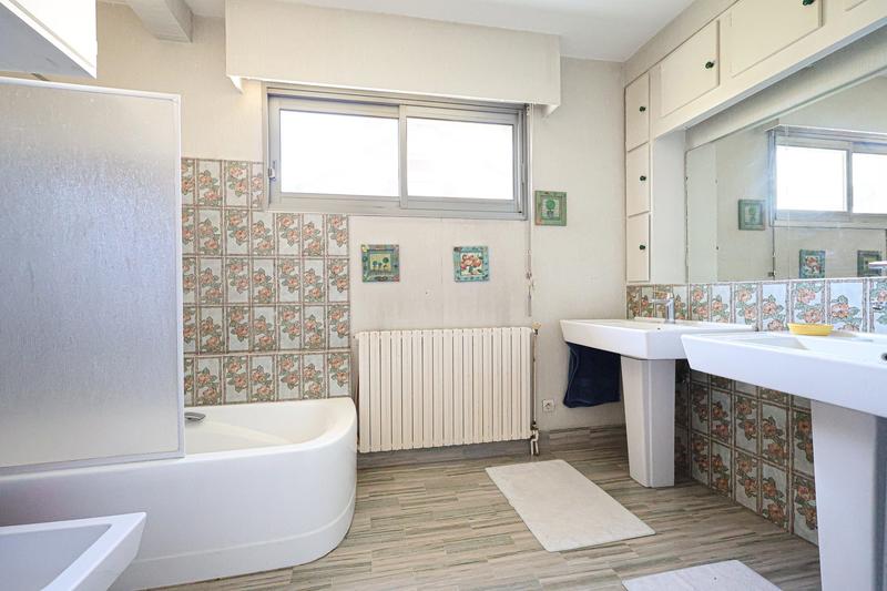 Maison - 220 m² - 8 pièces