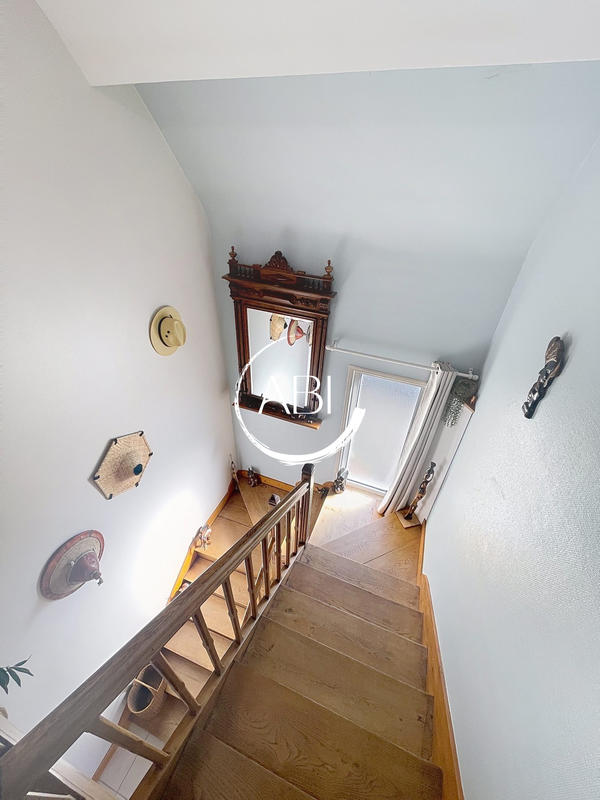 Maison - 201 m² - 9 pièces