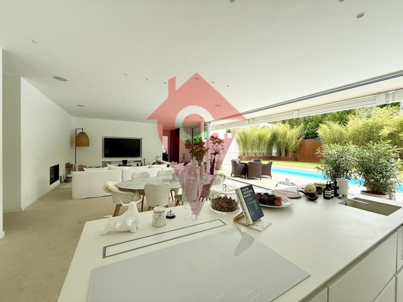 Maison - 285 m² - 8 pièces