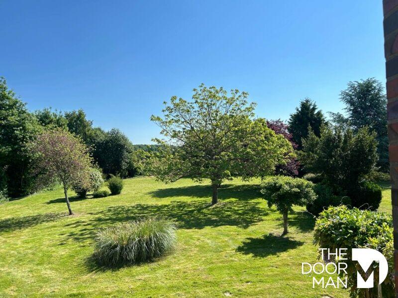 Propriété - 303 m² - 9 pièces