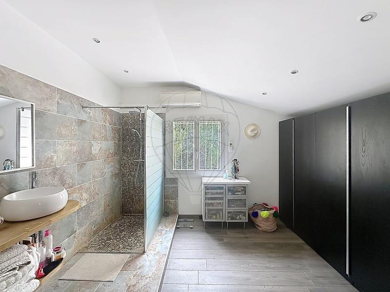 Maison - 220 m² - 8 pièces