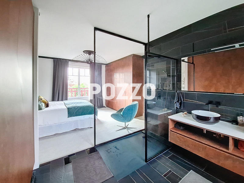 Maison - 216 m² - 9 pièces