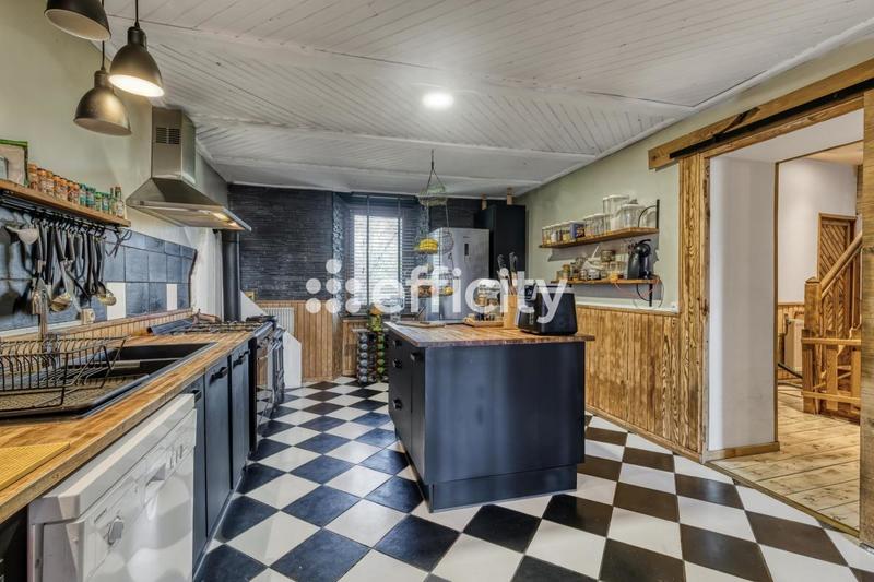 Maison - 228 m² - 9 pièces