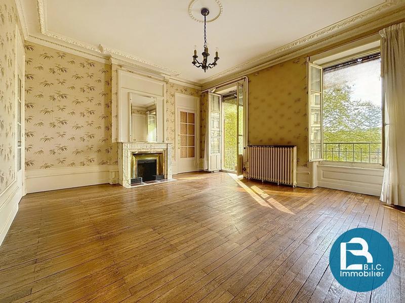 Appartement - 201 m² - 6 pièces