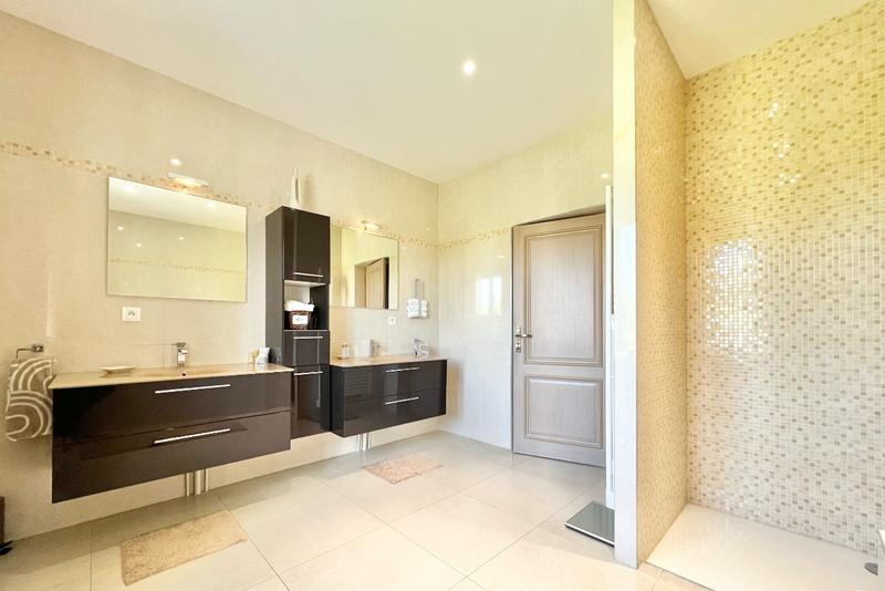 Maison - 232 m² - 6 pièces