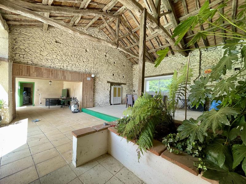 Maison - 285 m² - 9 pièces