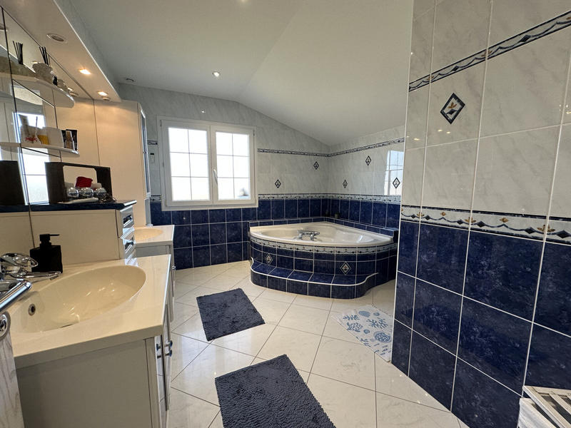 Maison - 383 m² - 8 pièces