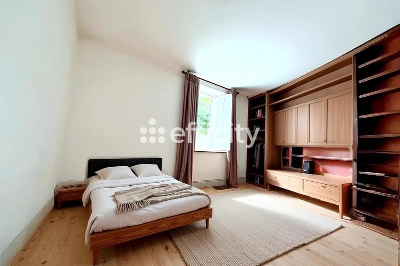 Maison - 240 m² - 8 pièces