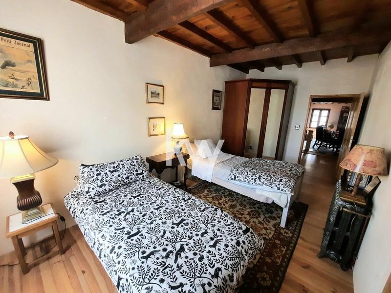 Maison - 360 m² - 8 pièces