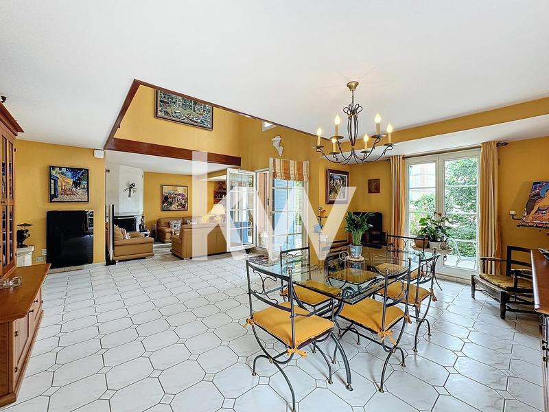 Maison - 213 m² - 8 pièces