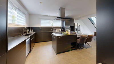 Maison - 250 m² - 7 pièces