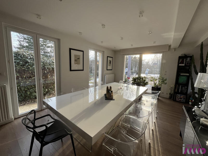 Maison - 240 m² - 9 pièces