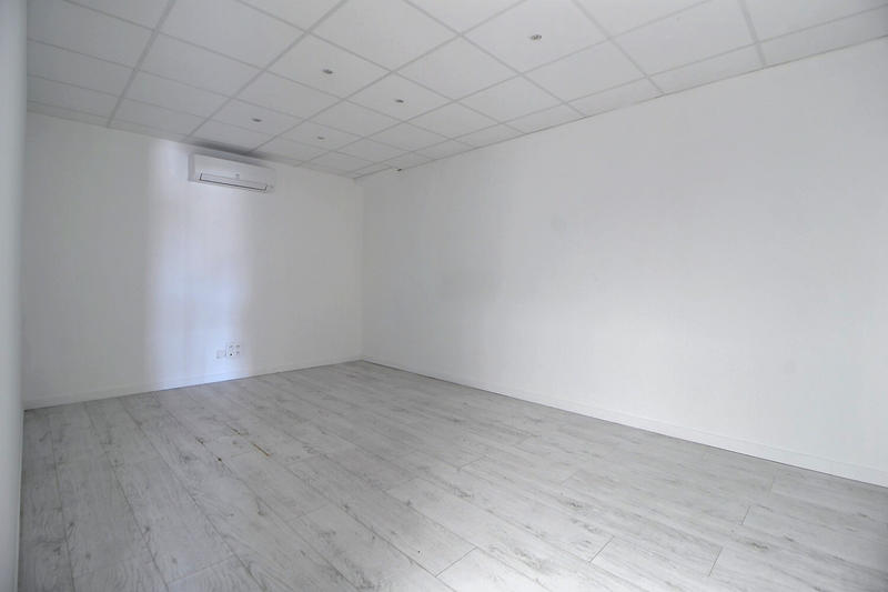 Local d'activité / Entrepôt - 132 m² - 6 pièces
