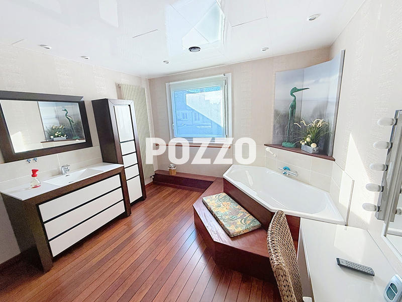 Maison - 345 m² - 8 pièces