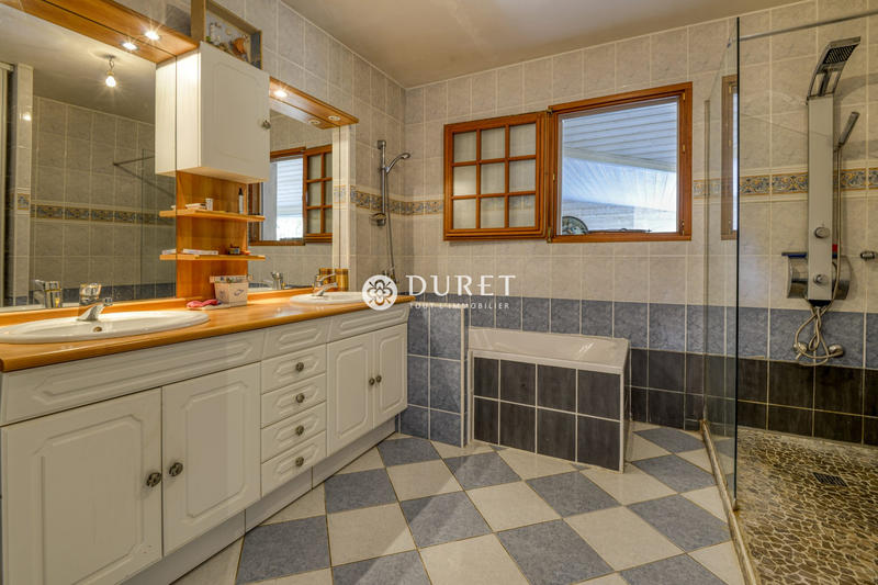 Maison traditionnelle - 197 m² - 8 pièces