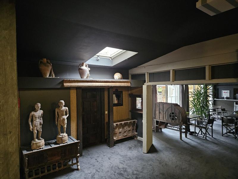 Maison - 1 700 m² - 45 pièces