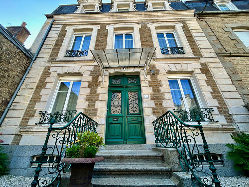 Maison - 235 m² - 10 pièces