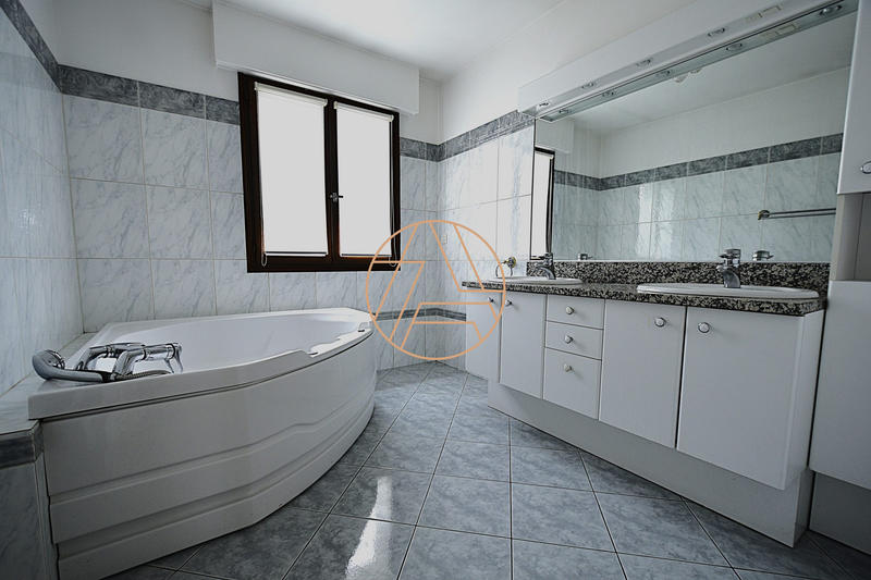 Maison traditionnelle - 160 m² - 7 pièces