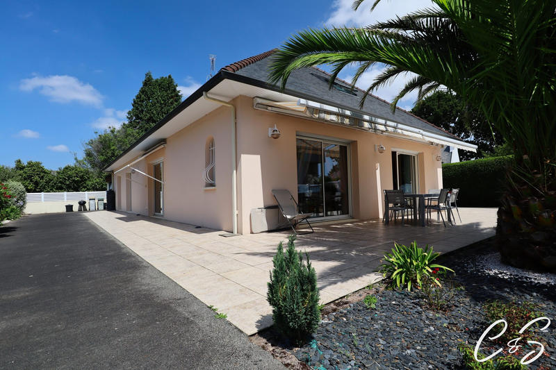 Maison - 215 m² - 6 pièces