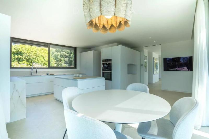 Propriété - 410 m² - 11 pièces