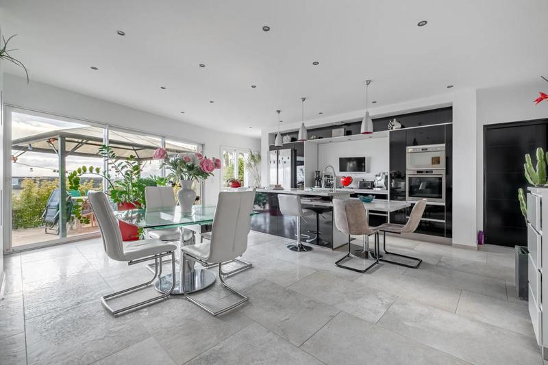 Maison - 290 m² - 10 pièces